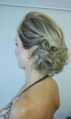 Penteado preso loiro com cachos soltos na nuca