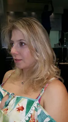 Loiro na altura do ombro com ondas nas pontas