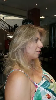 Loiro iluminado com ondas, cliente sorrindo