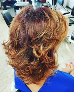 Acobreado com mechas e pontas em cachos, visto de costas