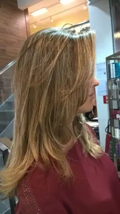 Loiro escuro longo e liso com mechas suaves
