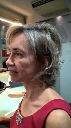 Corte médio repicado em cabelo grisalho natural