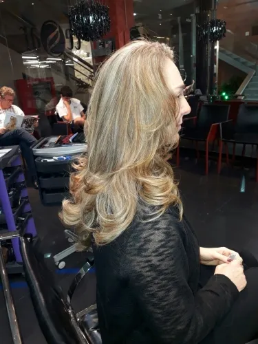 Loiro longo com escova modelada em ondas largas