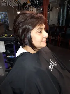 Corte curto repicado em castanho escuro