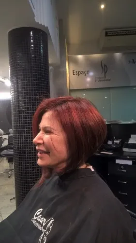 Cabelo vermelho em corte chanel com franja